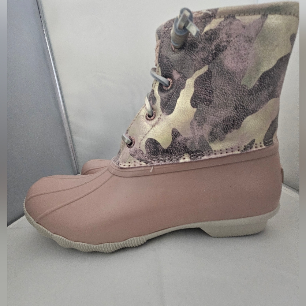 NIB SPERRY Stylish PINK Camouflage Water Resistant Women's Boots Sz8.5